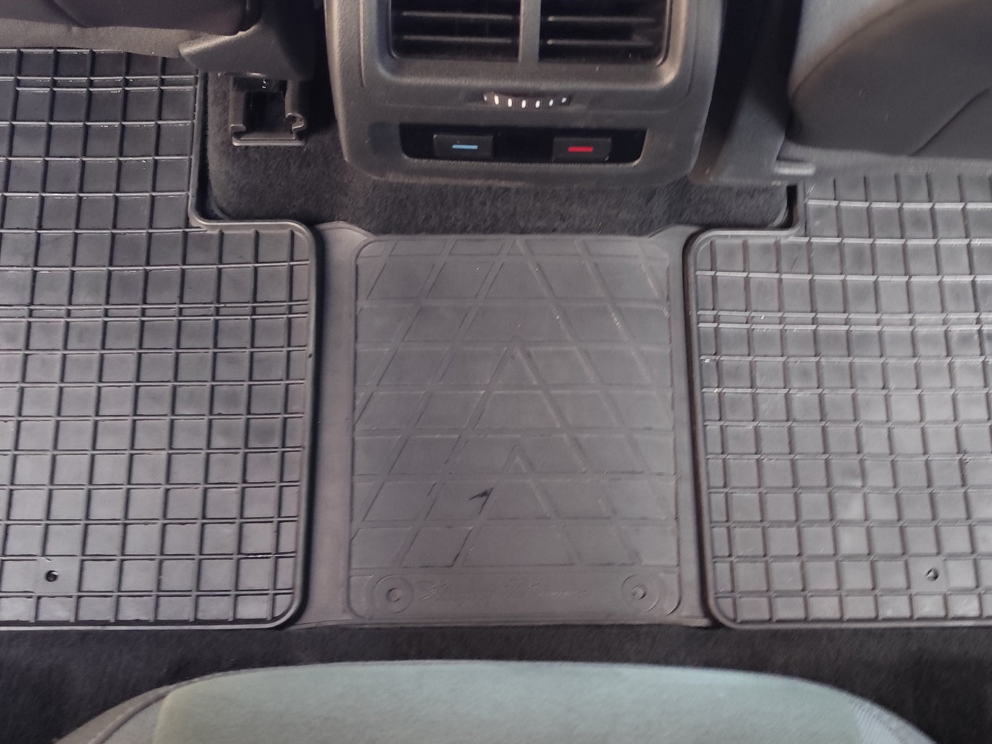 Rear Tunnel Rubber Mat (Stingray Premium) for Volkswagen Touran 2015- - image 1