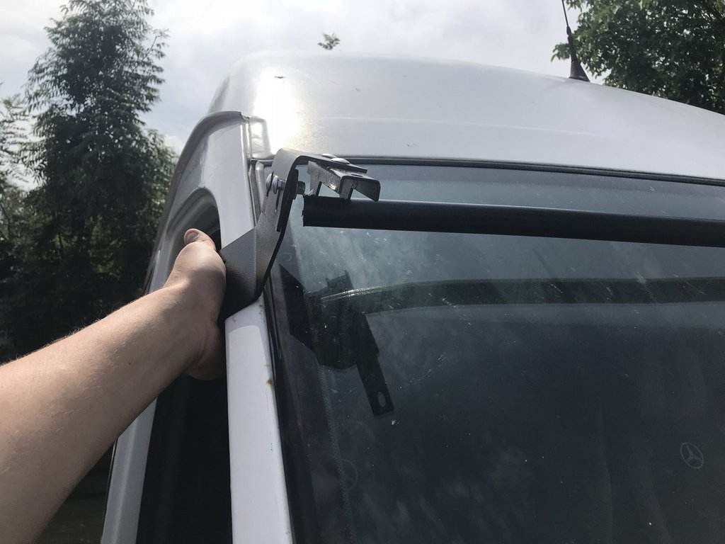 The visor on the windshield (gloss black, 5mm) for Volkswagen LT 1995-2006 - Reelken Auto