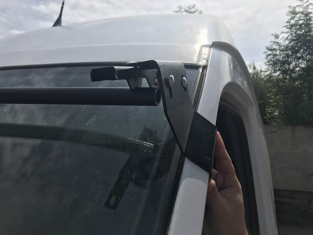 The visor on the windshield (gloss black, 5mm) for Volkswagen LT 1995-2006 - Reelken Auto