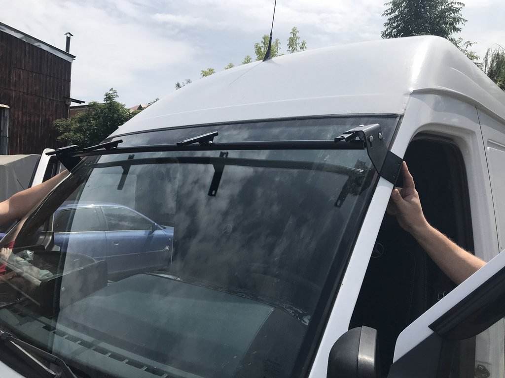 The visor on the windshield (gloss black, 5mm) for Volkswagen LT 1995-2006 - Reelken Auto