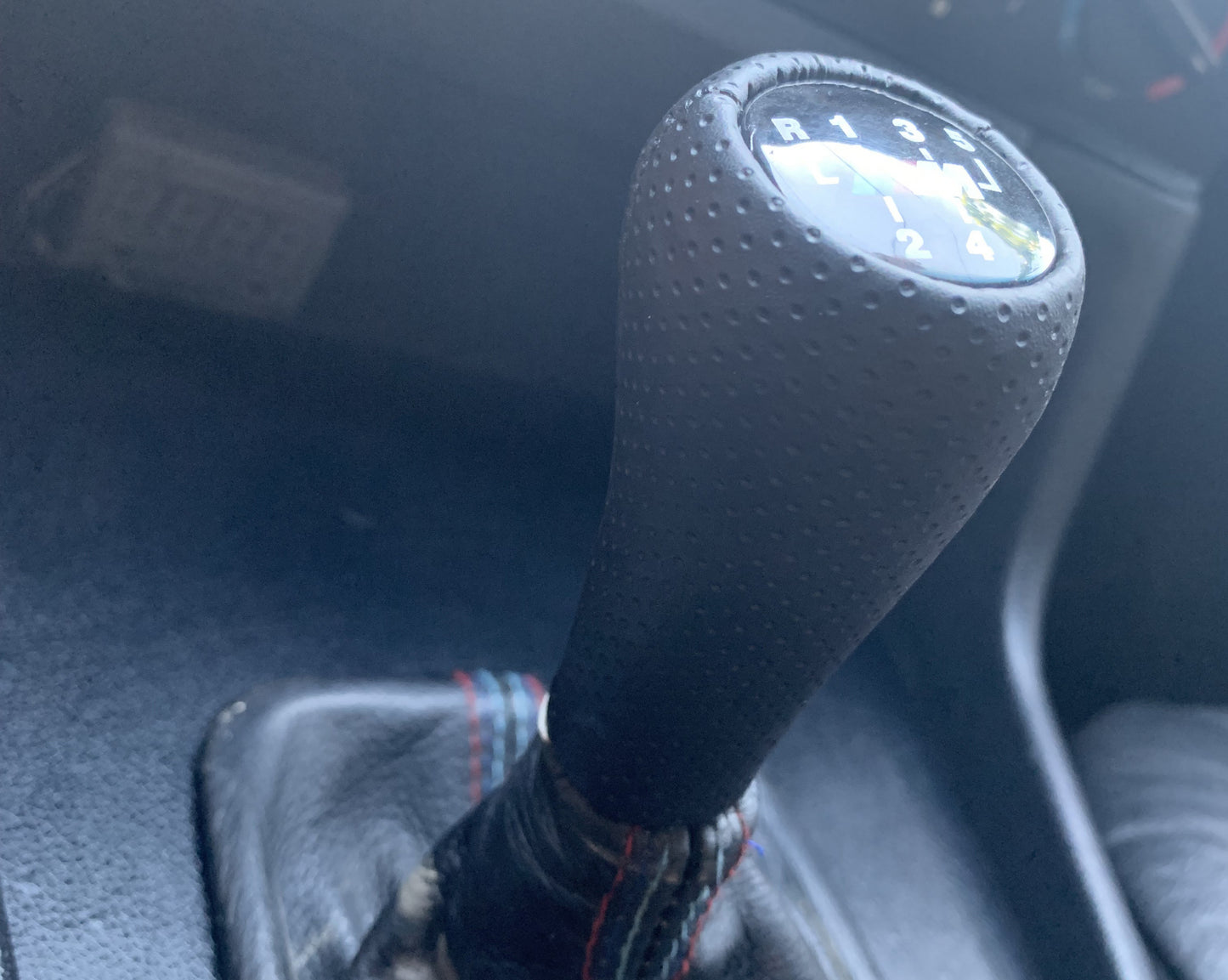 Gear Shift Knob V2-5 Speed (leatherette, black smooth) for BMW 5 Series E-34 1988-1995 - image 3