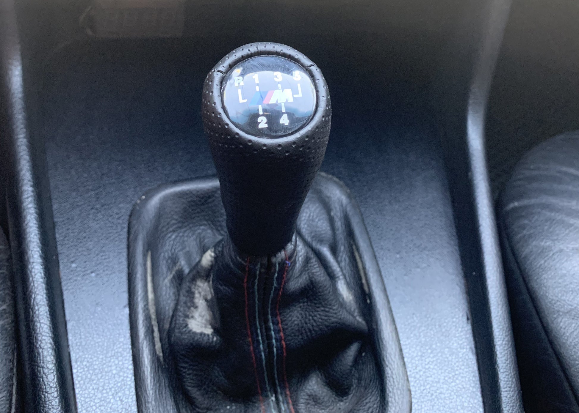 Gear Shift Knob V2-5 Speed (leatherette, black smooth) for BMW 5 Series E-34 1988-1995 - image 1