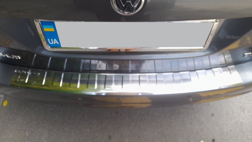The trim on the rear bumper Carmos (stainless) for Volkswagen Golf 5 - image 6
