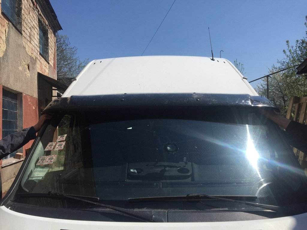 The visor on the windshield (gloss black, 5mm) for Ford Transit 2000-2014 - Reelken Auto