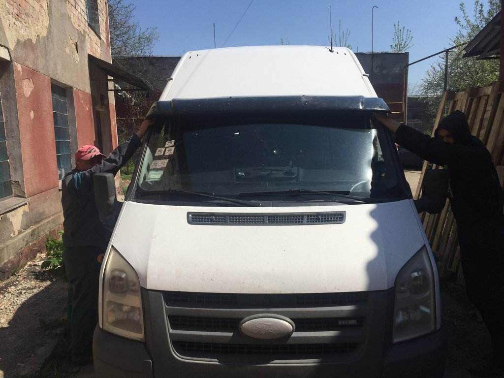 The visor on the windshield (gloss black, 5mm) for Ford Transit 2000-2014 - Reelken Auto