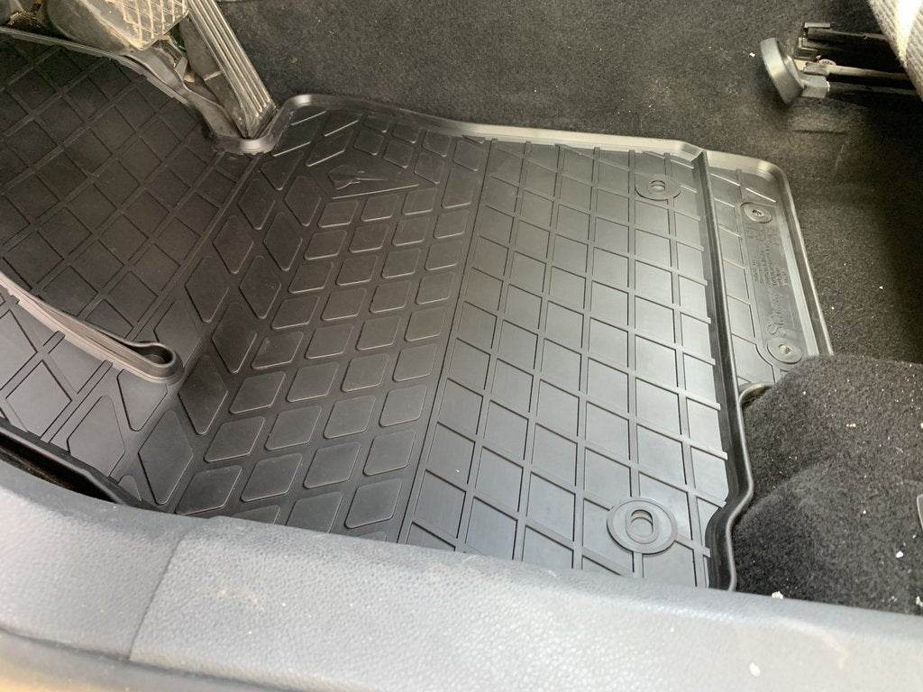 Rubber mats (4 PCs, Premium Stingray) for Volkswagen Golf 5 - Reelken Auto
