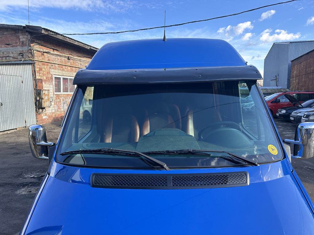 The visor on the windshield (gloss black, 5mm) for Volkswagen LT 1995-2006 - Reelken Auto