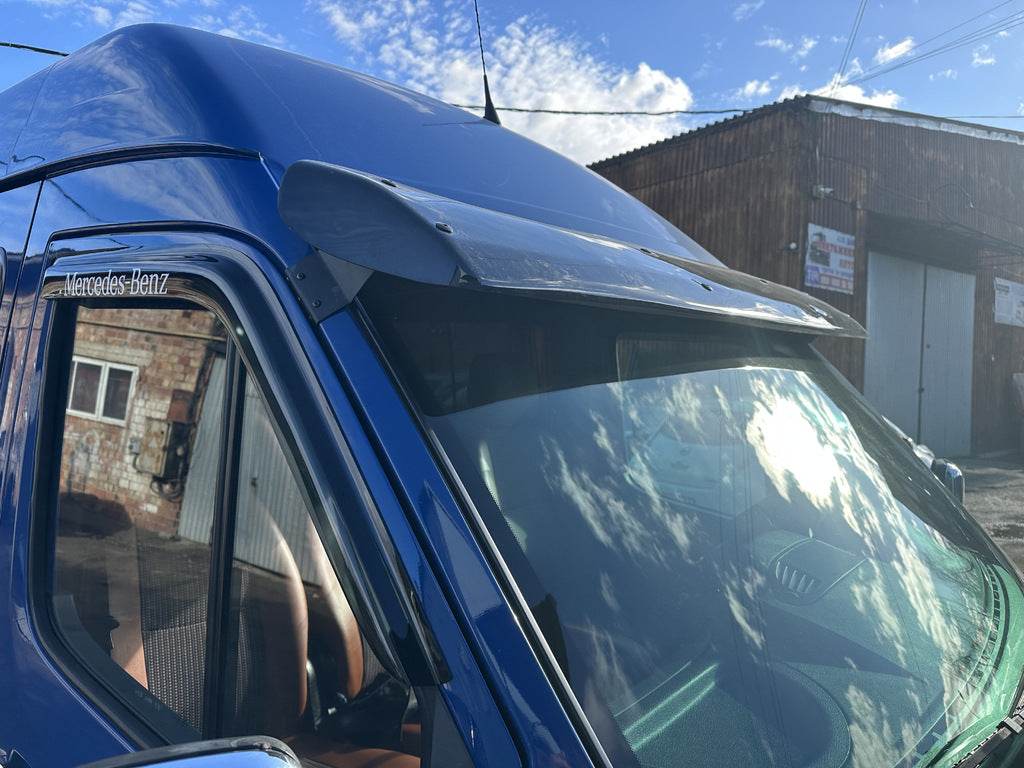 The visor on the windshield (gloss black, 5mm) for Volkswagen LT 1995-2006 - Reelken Auto