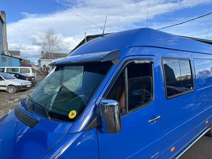 The visor on the windshield (gloss black, 5mm) for Volkswagen LT 1995-2006 - Reelken Auto