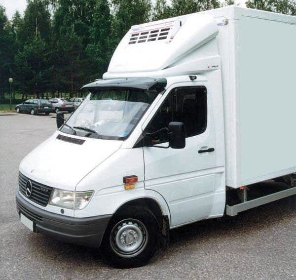 The visor on the windshield (gloss black, 5mm) for Volkswagen LT 1995-2006 - Reelken Auto