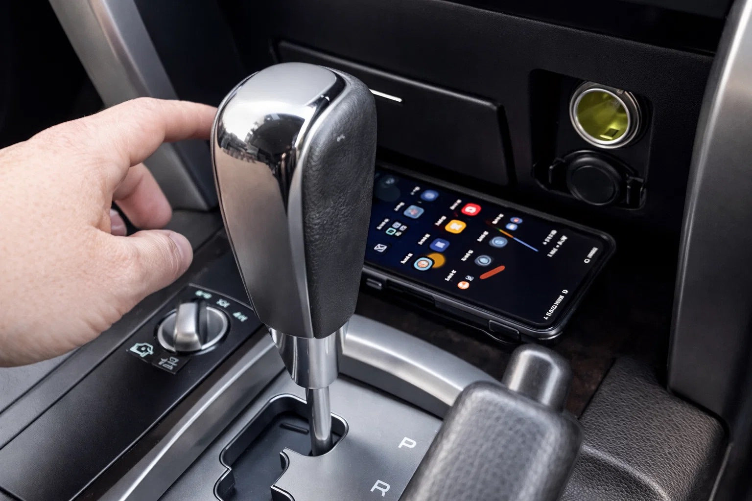 Wireless Phone Charging Kit (2007-2015) for Toyota Land Cruiser 200 2007-2021 - image 3