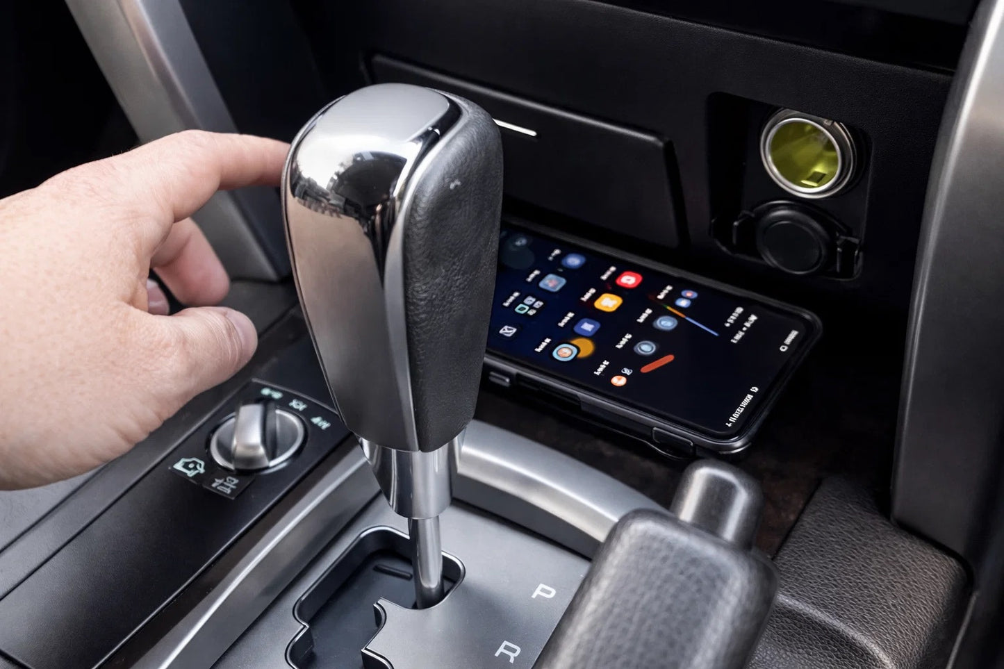 Wireless Phone Charging Kit (2007-2015) for Toyota Land Cruiser 200 2007-2021 - image 3