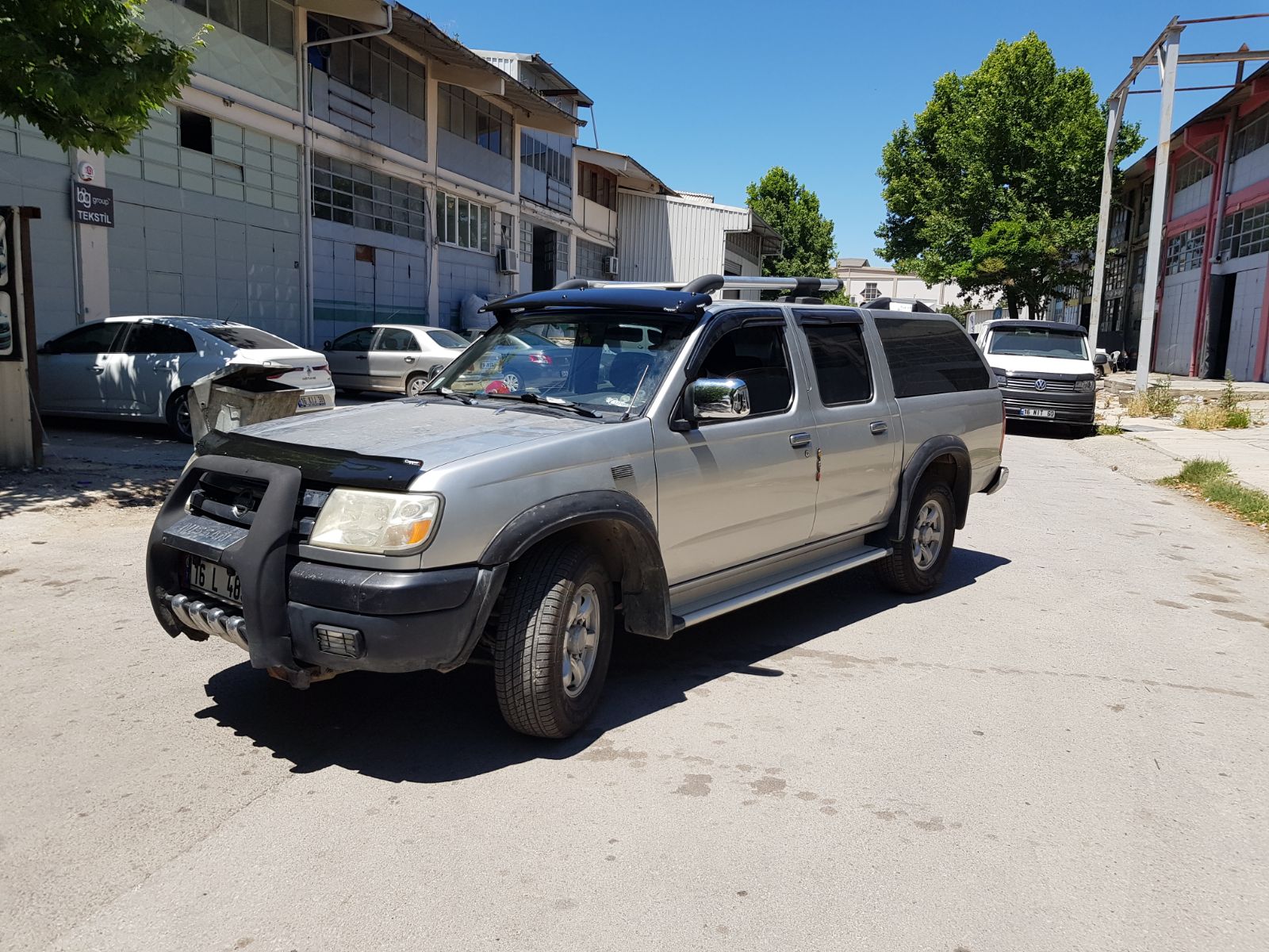 Windshield Visor (black gloss, 5mm) for Nissan NP300 1999-2015 - image 1