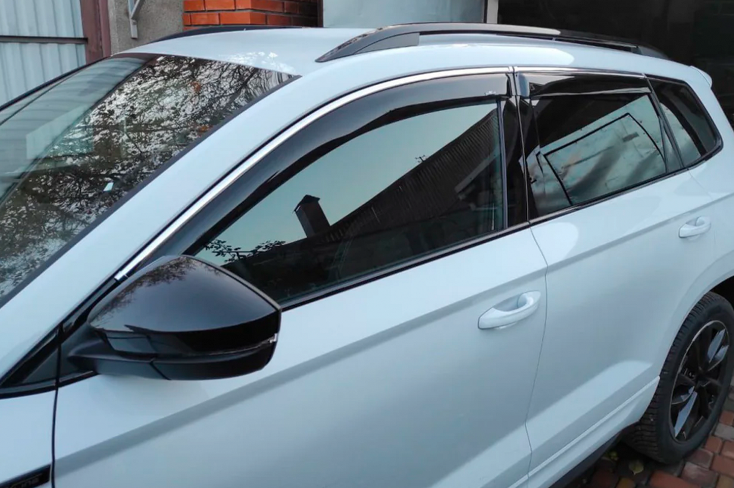 Window deflectors with chrome trim (4 pcs, HIC) for Skoda Karoq 2018- - image 1