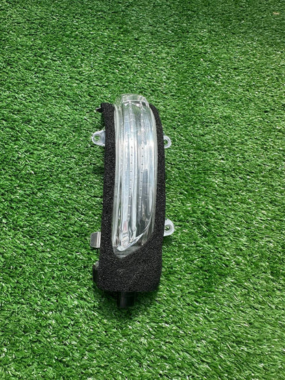 Turn signal in the mirror (1 pc.) for Toyota Land Cruiser 200 - image 2