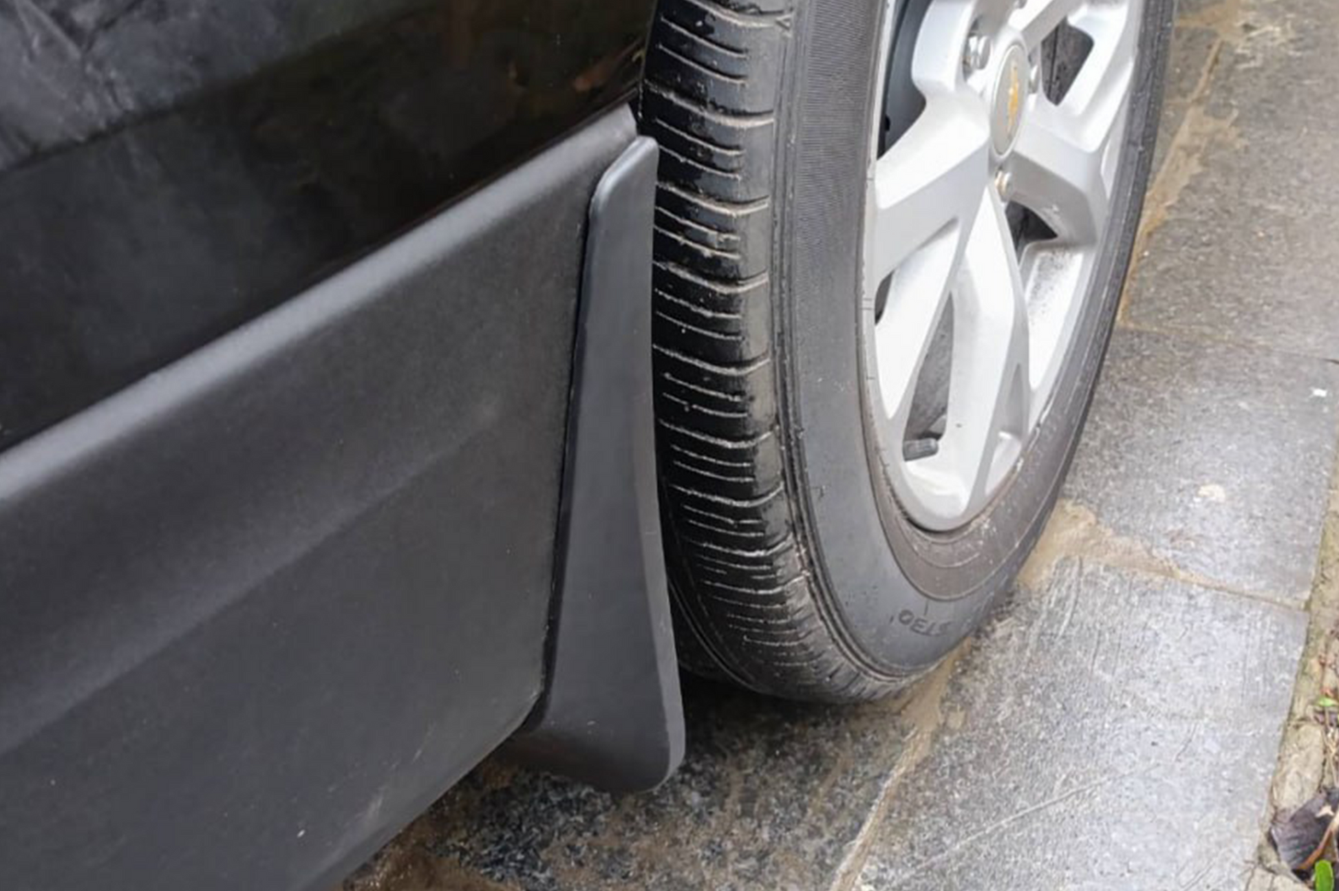 Premium Mud Flaps (4 pcs) for Chevrolet Equinox 2018-2025 - image 2
