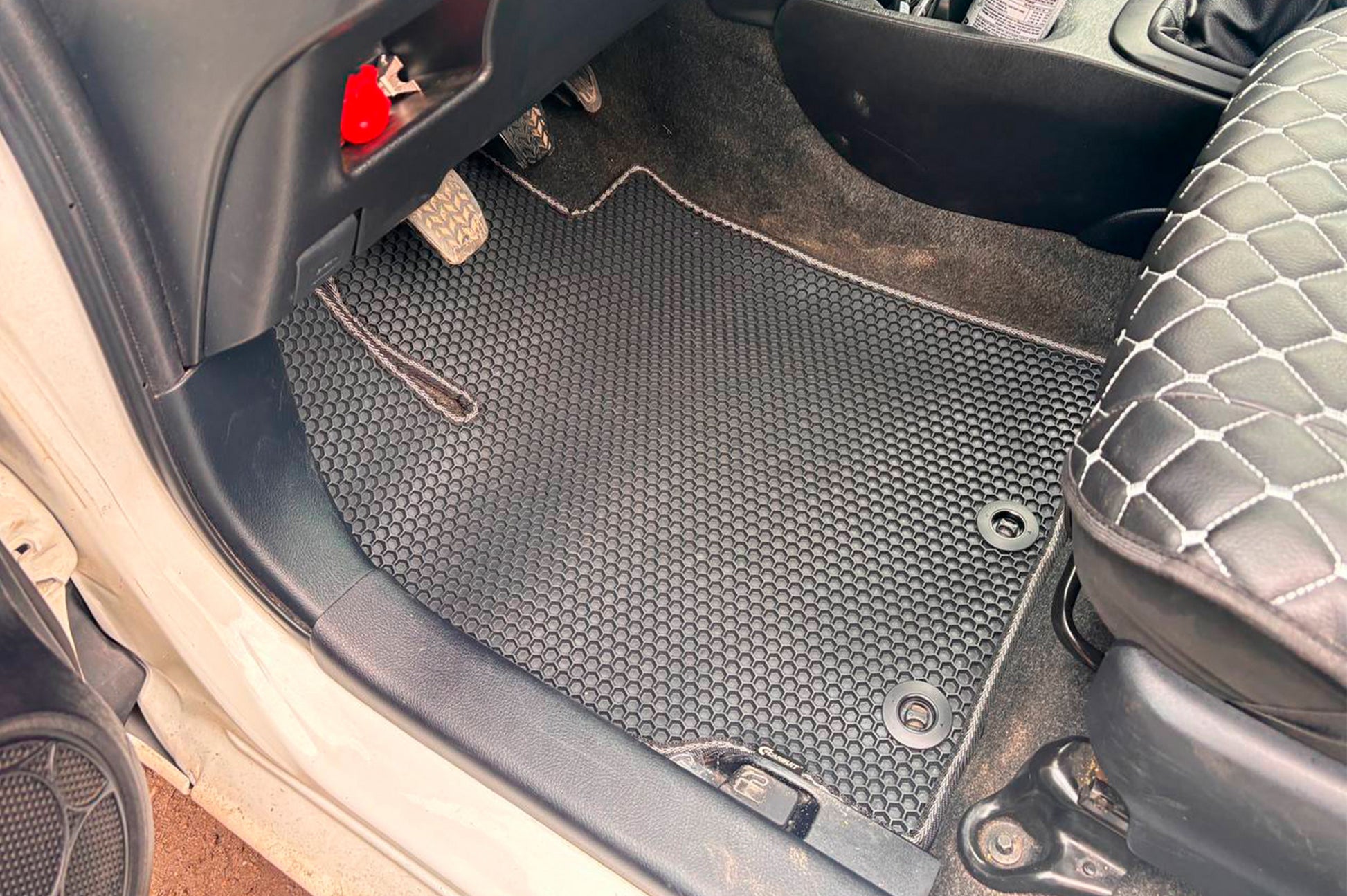 Rubber Floor Mats Carsuit DVS (Black) for Toyota Yaris 2010-2020 - image 1