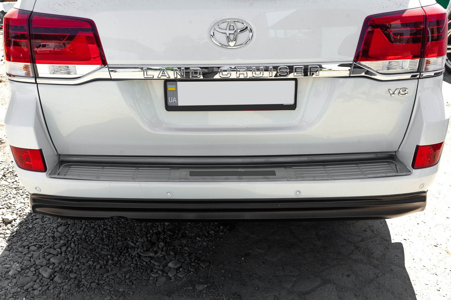 Cover on the rear bumper 2016-2021 (stainless steel) for Toyota Land Cruiser 200 - Reelken Auto