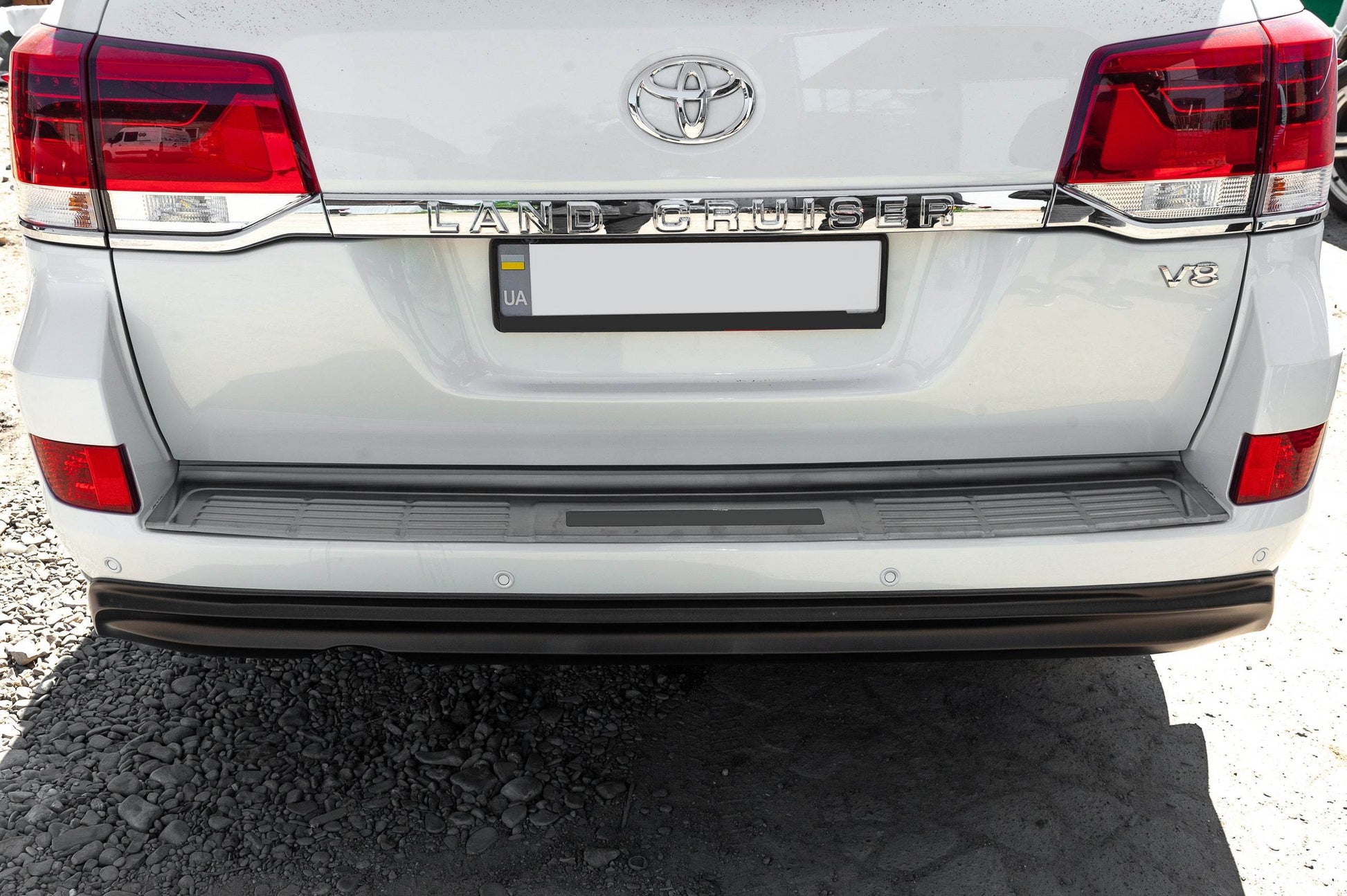 Cover on the rear bumper 2016-2021 (stainless steel) for Toyota Land Cruiser 200 - Reelken Auto