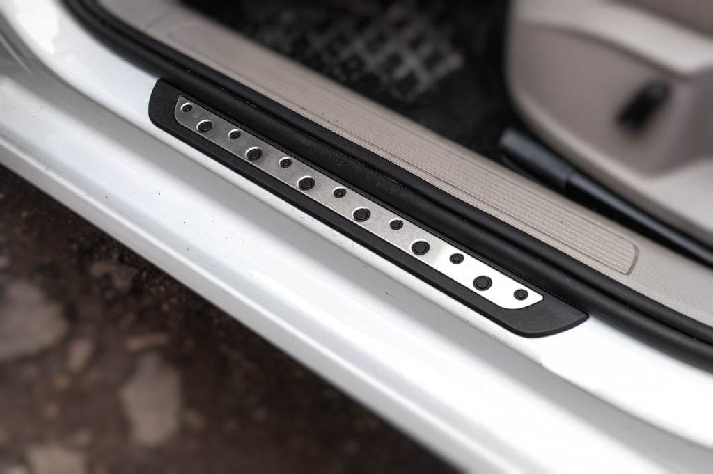 Door sills Flexill Dotline (4 pcs, stainless steel) for Volkswagen Golf 7/E-Golf - Reelken Auto