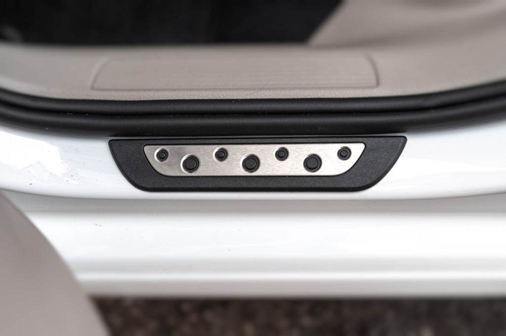Door sills Flexill Dotline (4 pcs, stainless steel) for Volkswagen Golf 7/E-Golf - Reelken Auto
