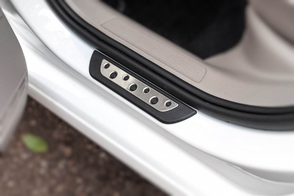 Door sills Flexill Dotline (4 pcs, stainless steel) for Volkswagen Golf 7/E-Golf - Reelken Auto