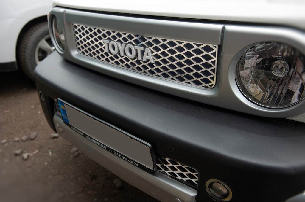 Chrome hood on the grill (stainless steel) for Toyota FJ Cruiser - Reelken Auto